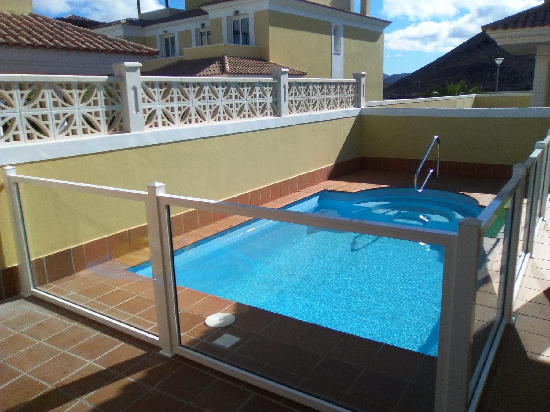 Valla de seguridad de aluminio y cristal alrededor de una piscina