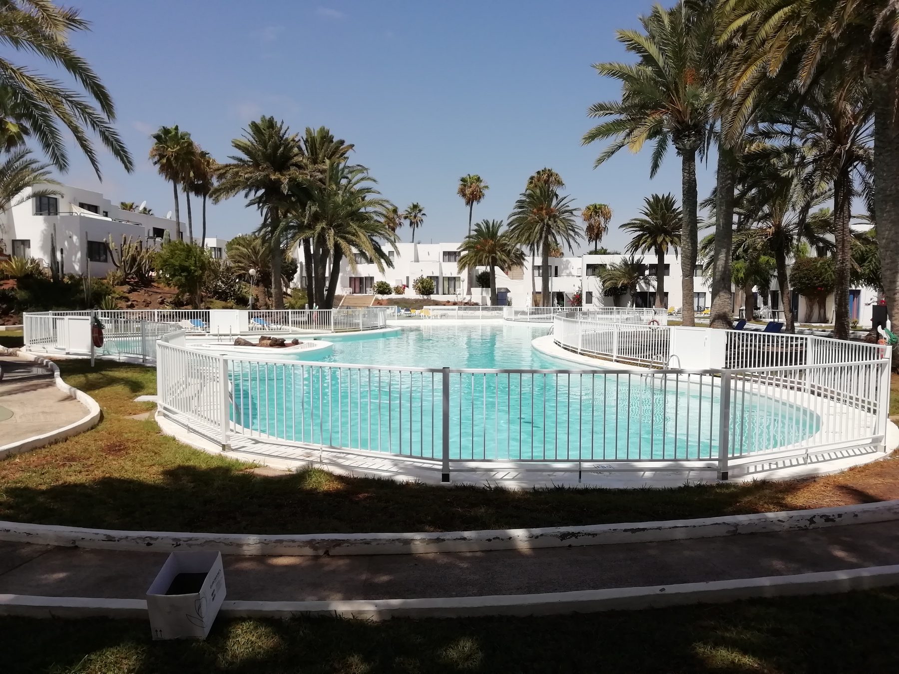 Valla blanca de aluminio en piscina comunitaria