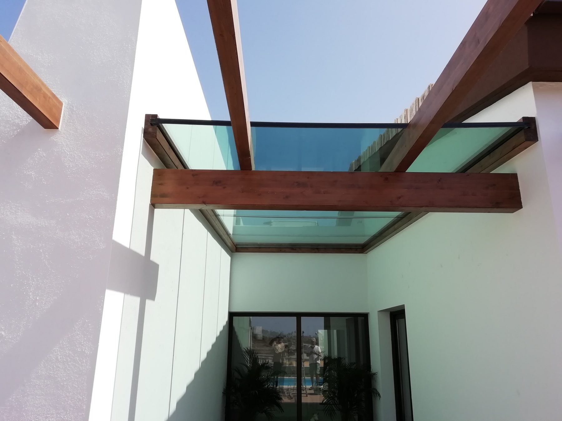 Techo de cristal sobre patio interior con estructura de aluminio