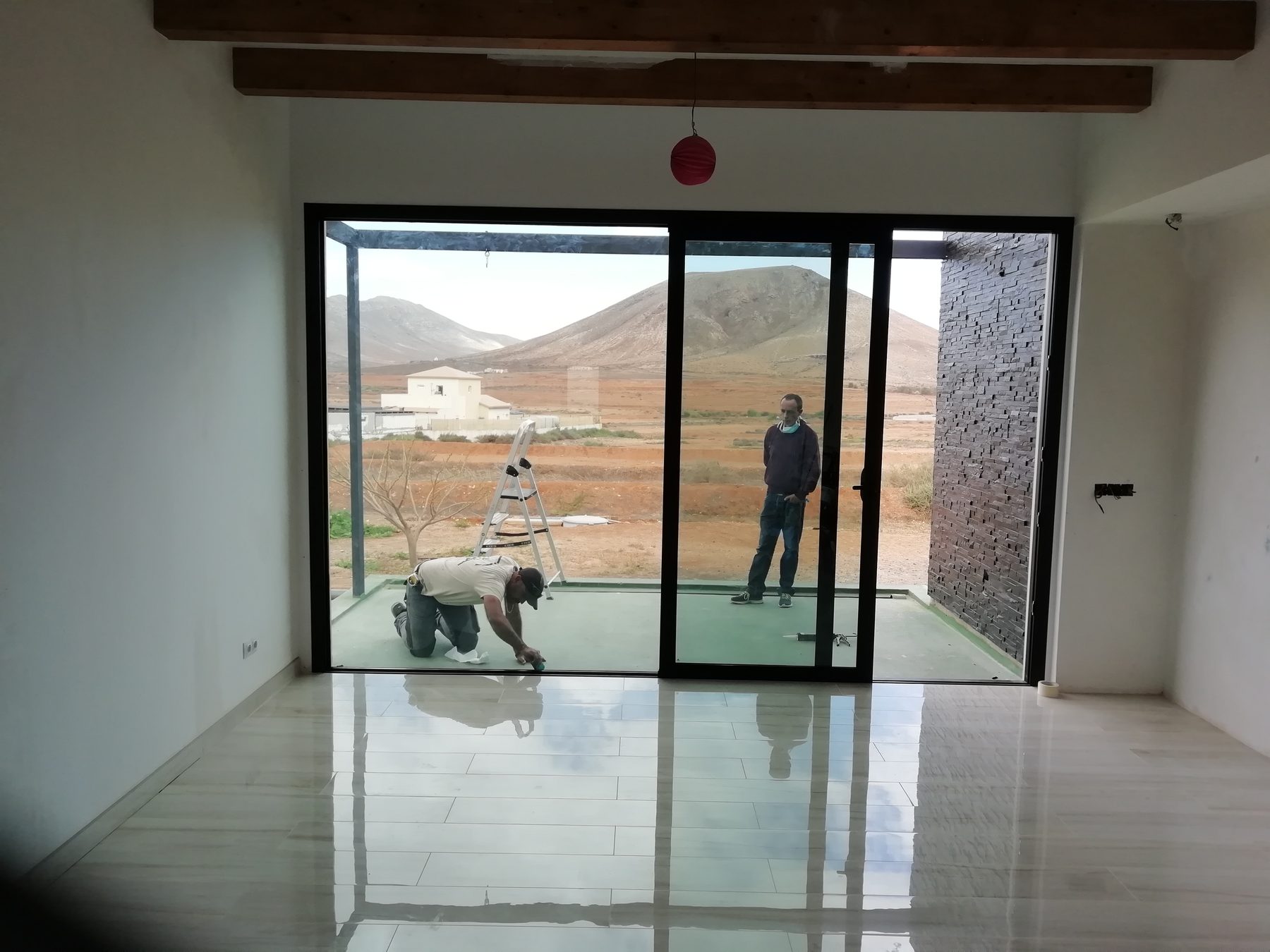 Corredera de aluminio con vistas a las montañas de Fuerteventura