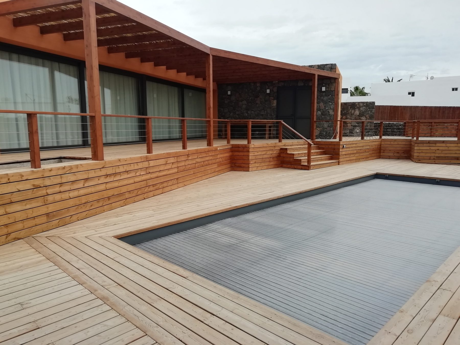 Correderas junto a piscina con tarima de madera