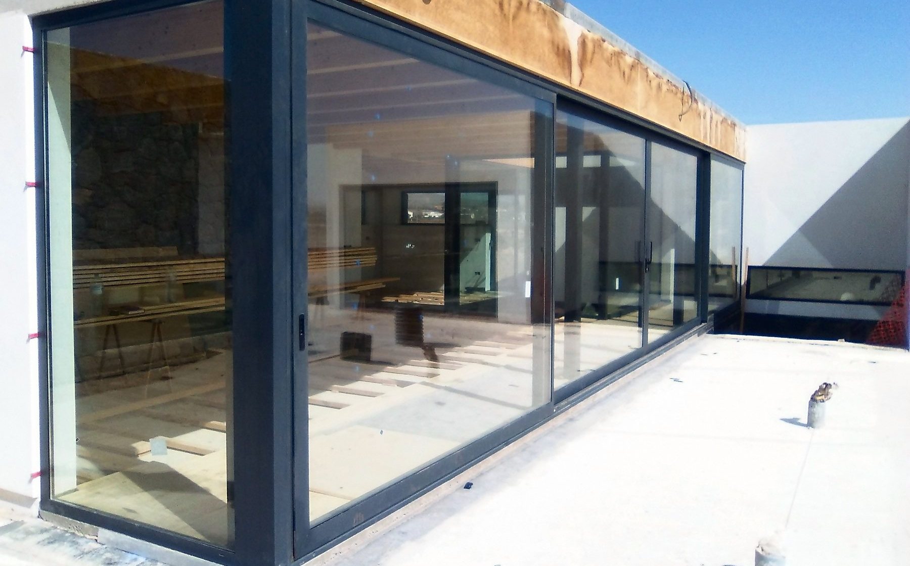 Gran corredera de aluminio negro en esquina de una vivienda nueva en Fuerteventura