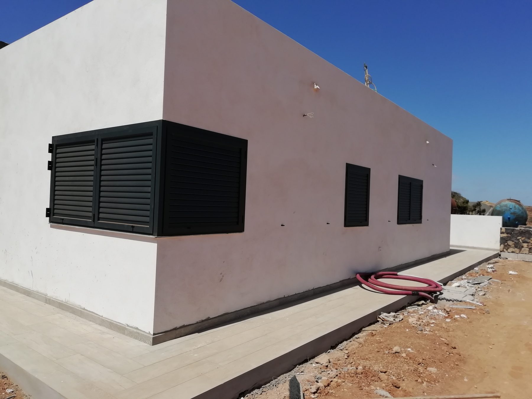 Mallorquinas grises en fachada de vivienda nueva