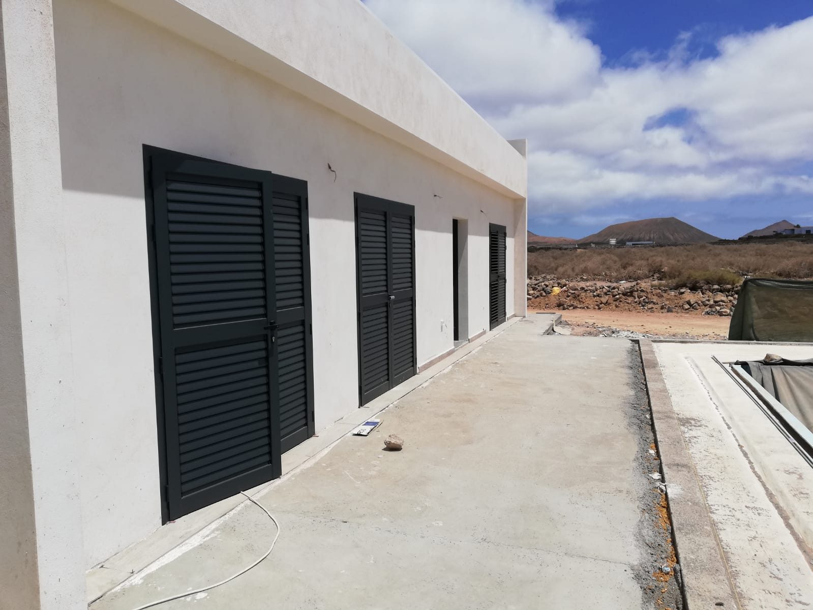 Mallorquinas negras en chalet blanco
