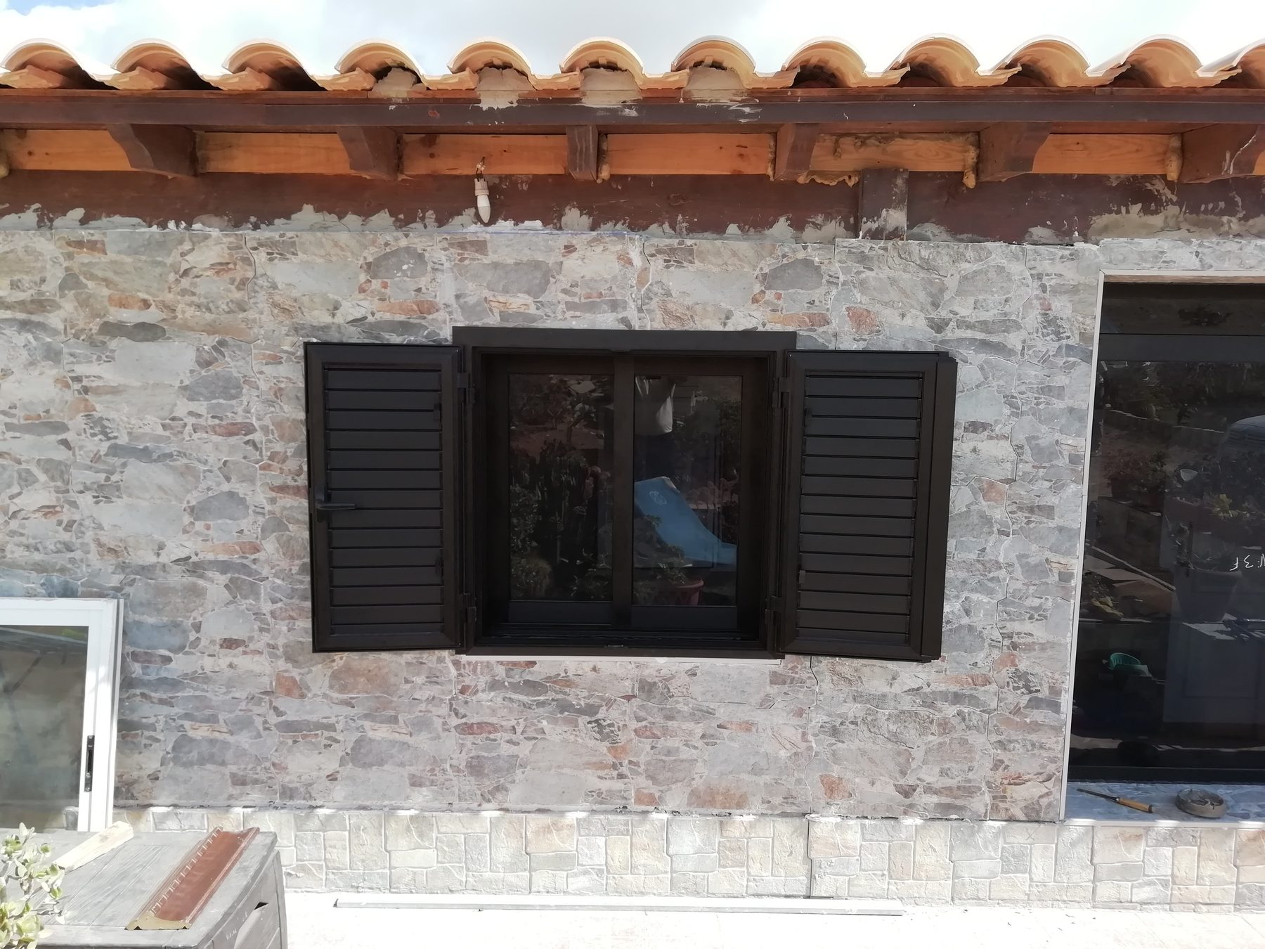 Mallorquinas de madera y aluminio en casa de piedra