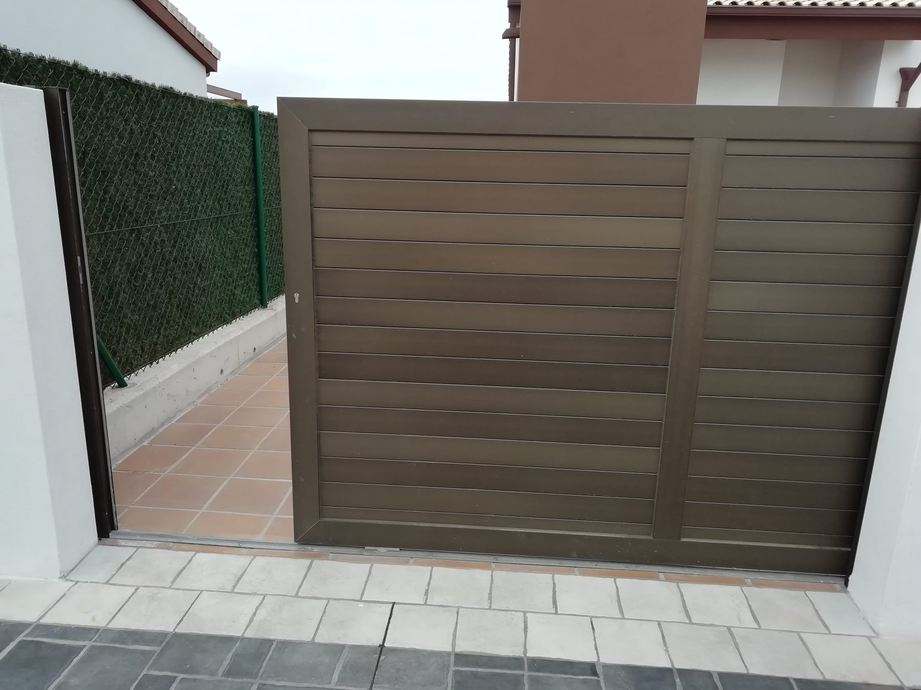 Portón corredero de aluminio imitación madera