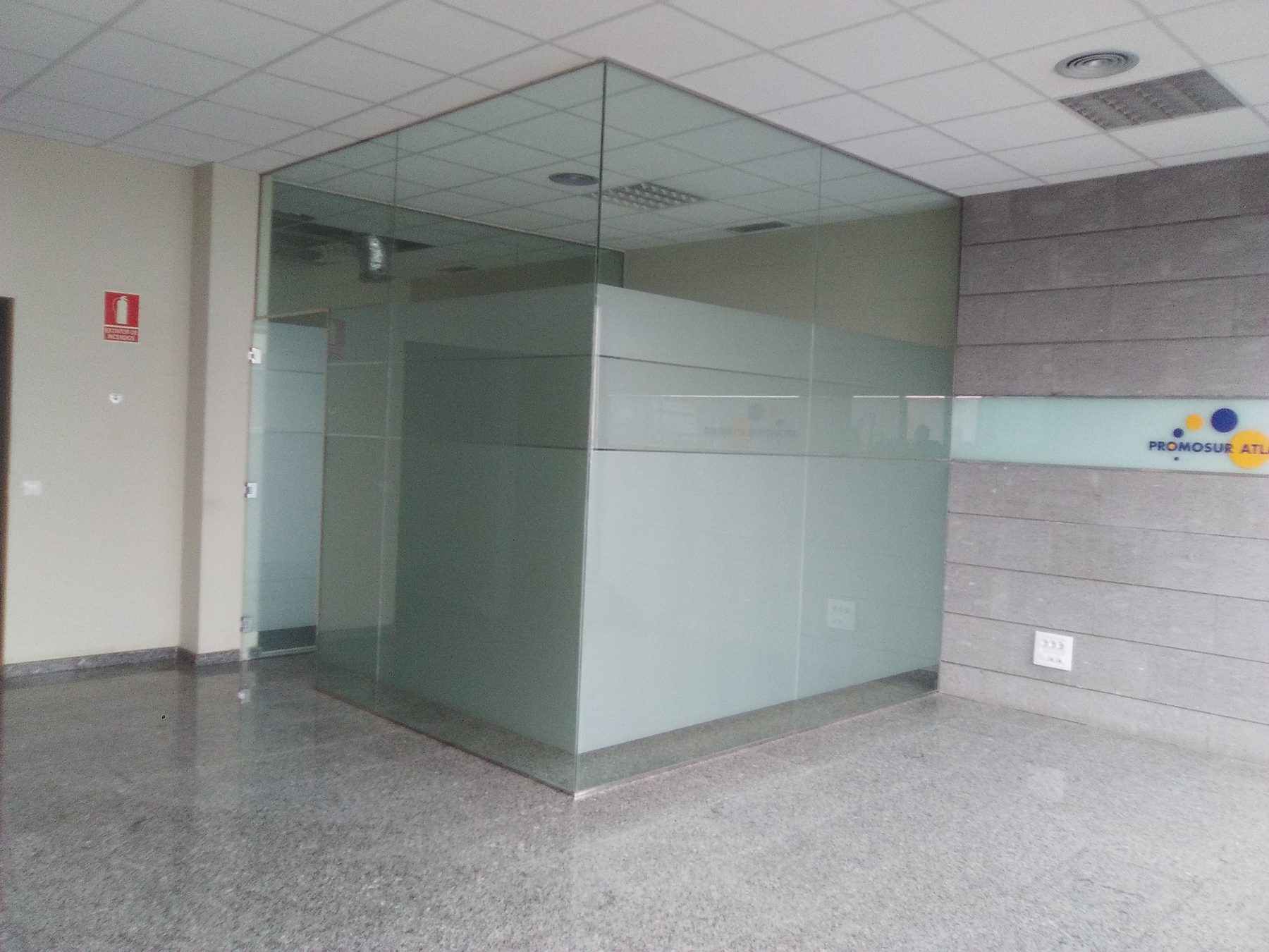 Mampara divisoria de oficina en cristal