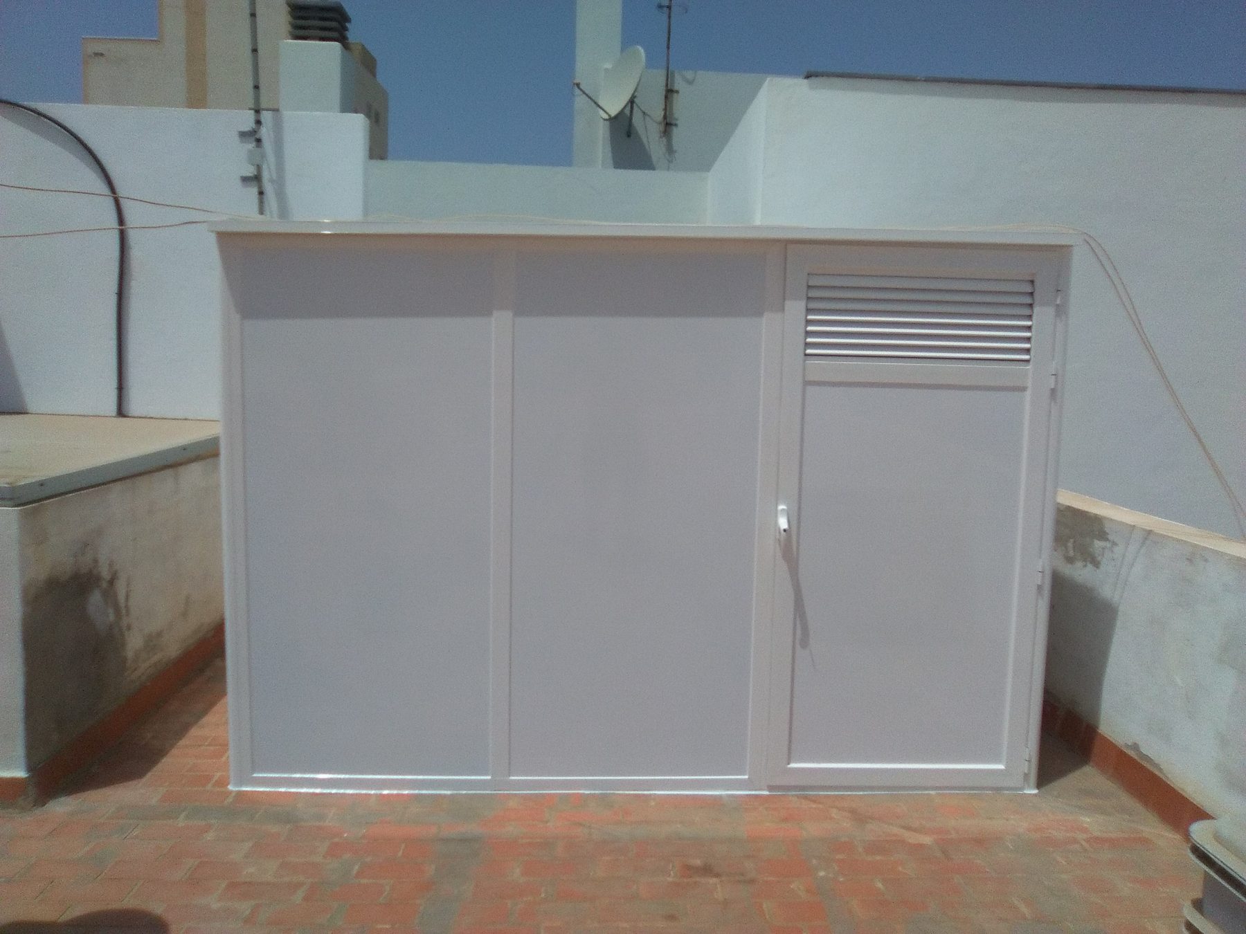 Caseto de aluminio en azotea