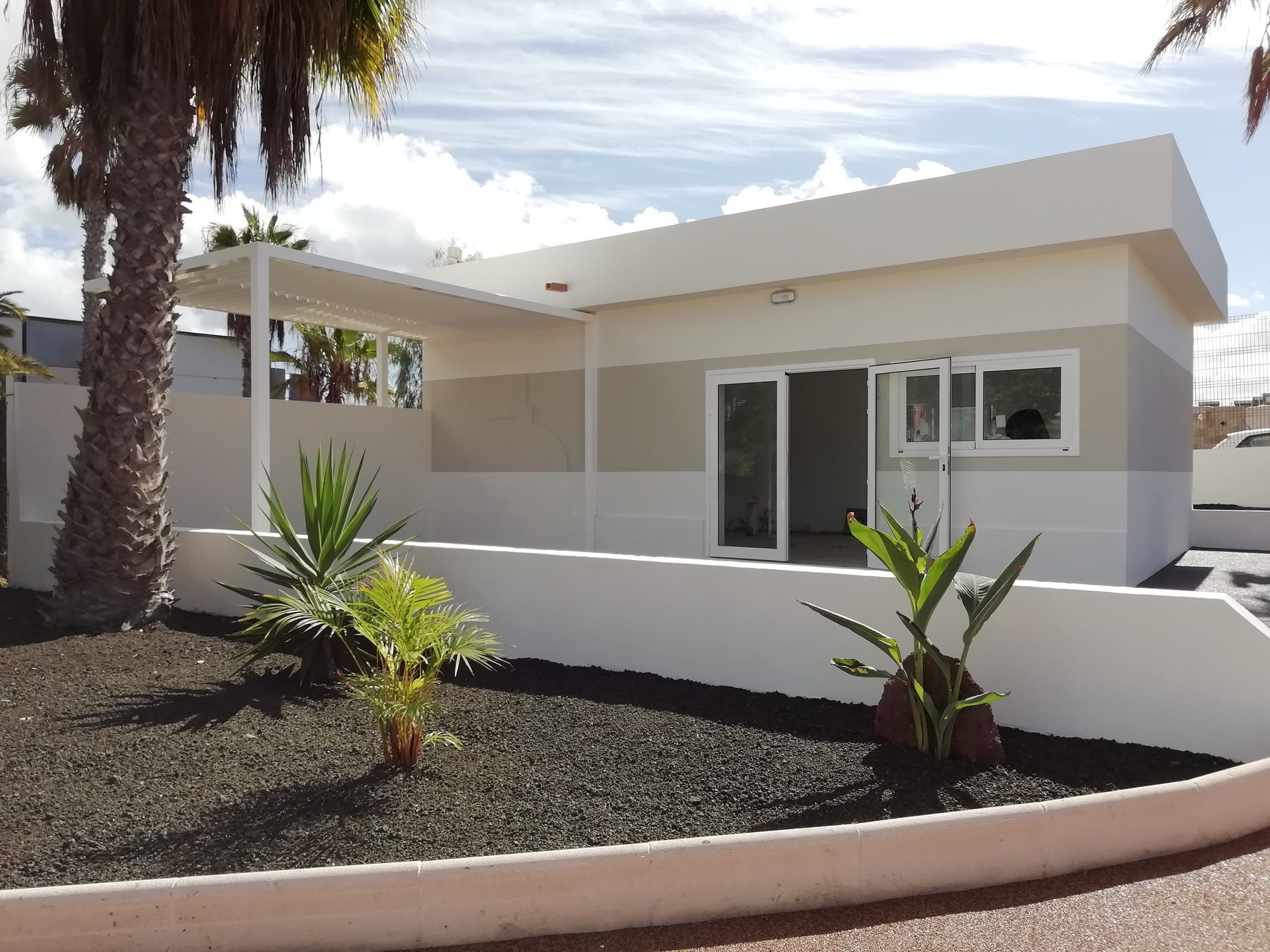 Pérgola de aluminio blanca en la terraza de un chalet