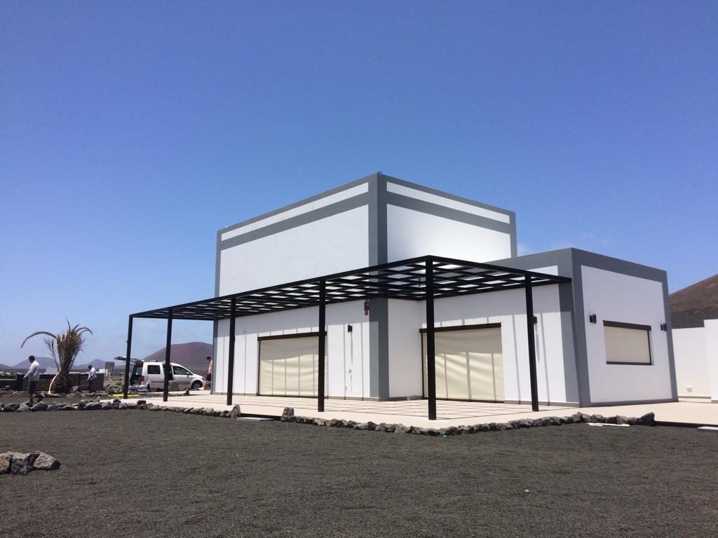Pérgola de aluminio negro en vivienda moderna