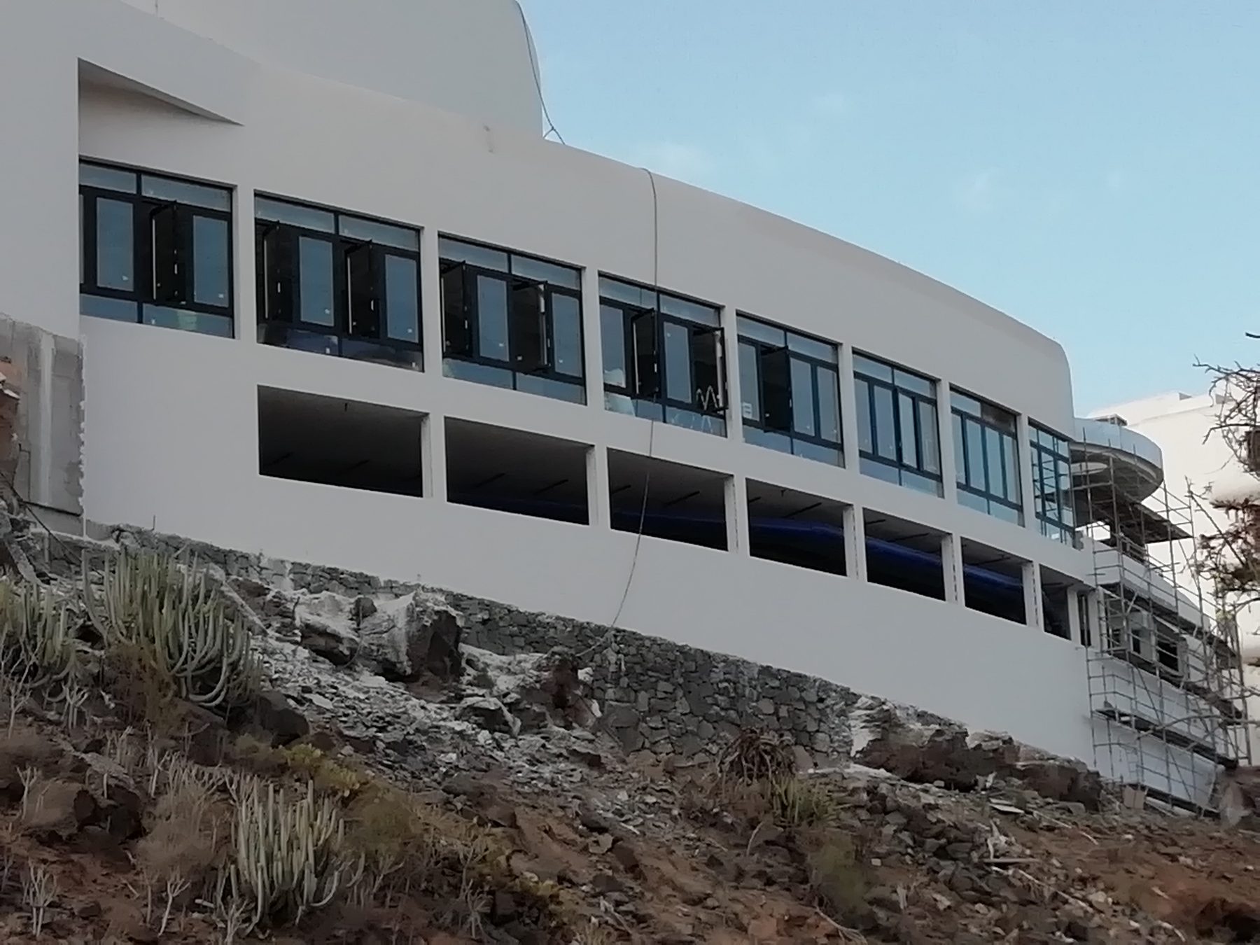 Fachada curva del hotel H10 Atlantic Sunset con ventanas de aluminio negro