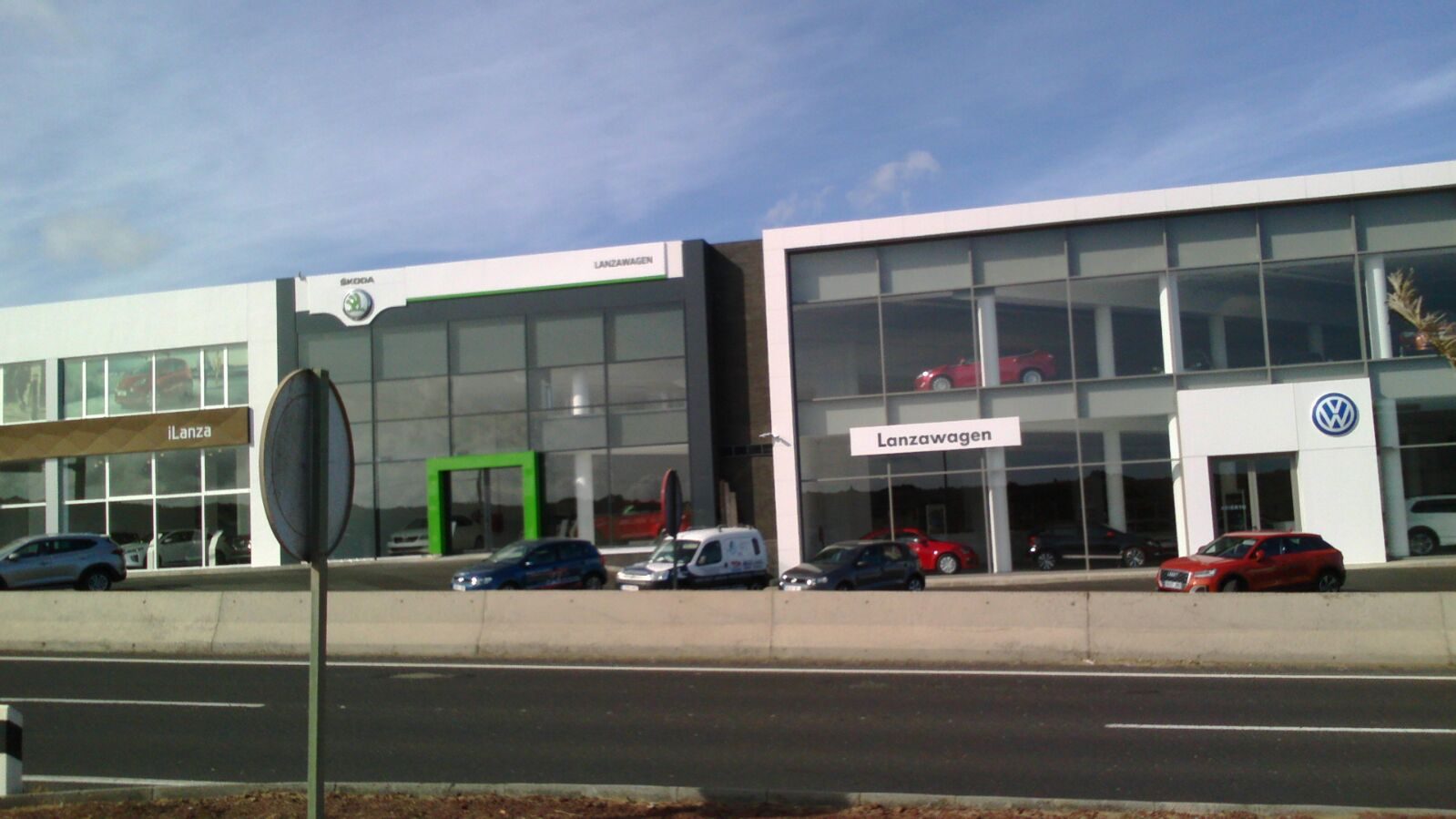 Concesionarios Hyundai y Skoda con fachada de muro cortina