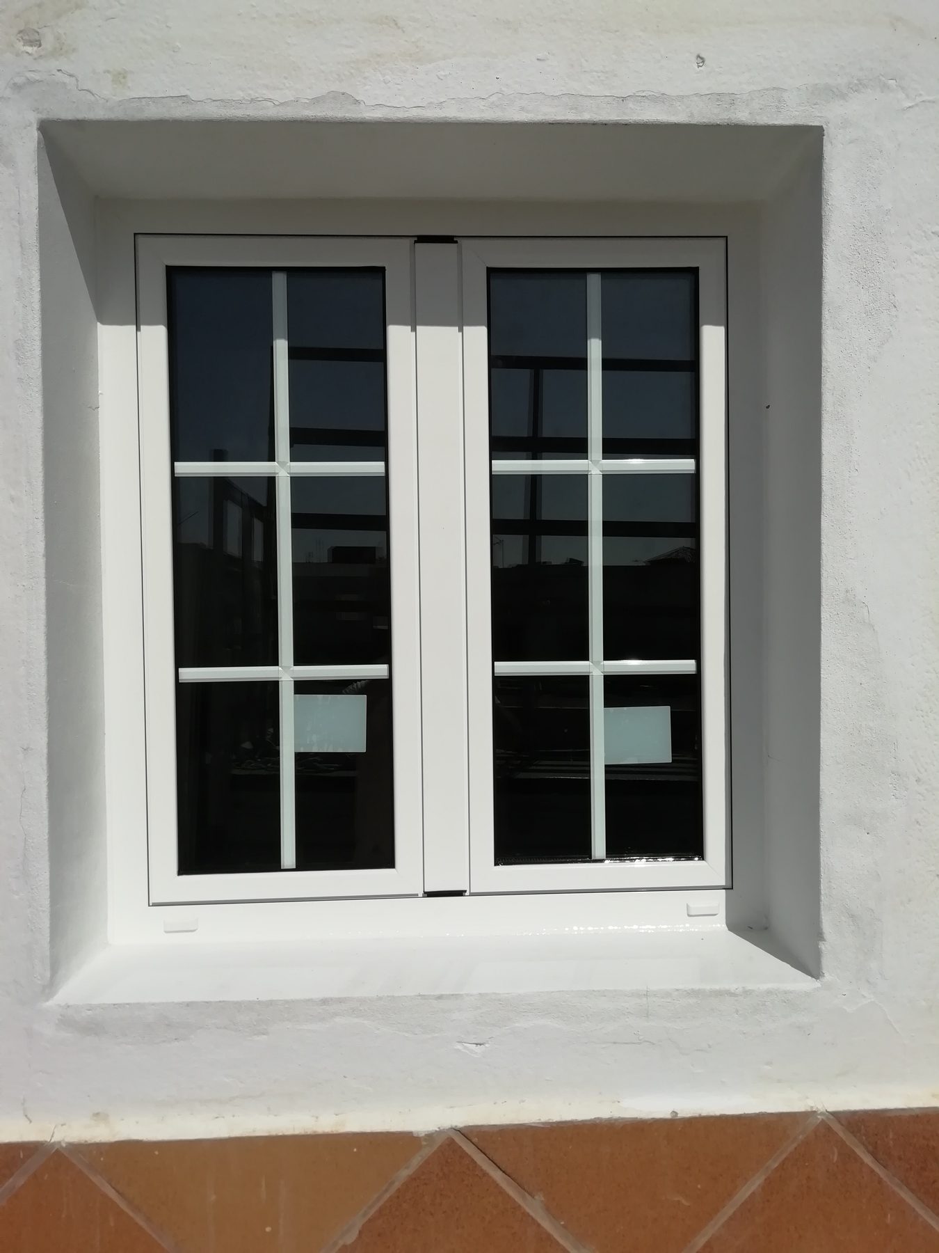 Ventana blanca con cuarterones