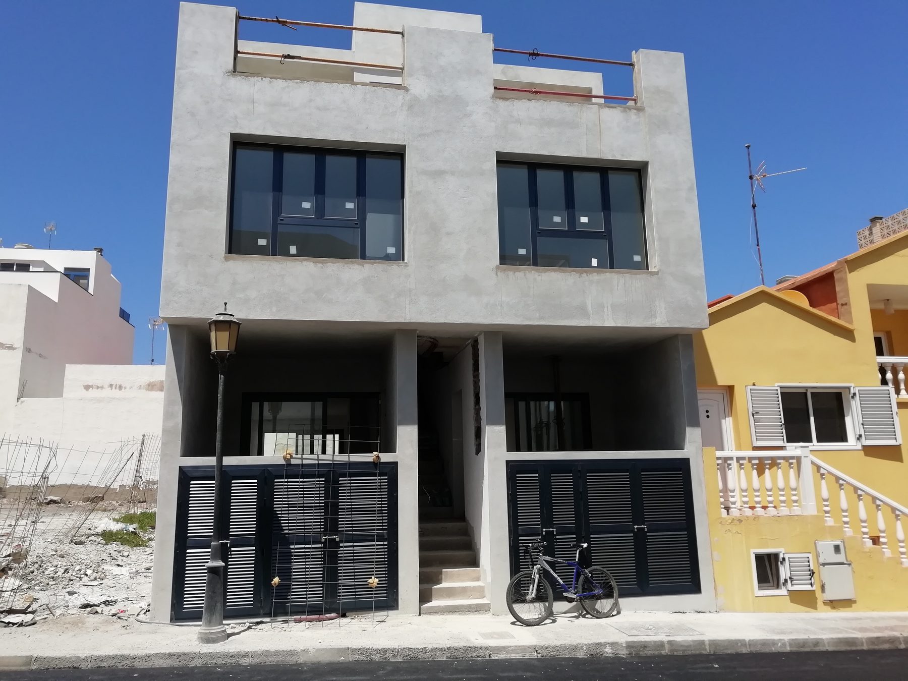 Edificio de viviendas con ventanas y puertas de aluminio